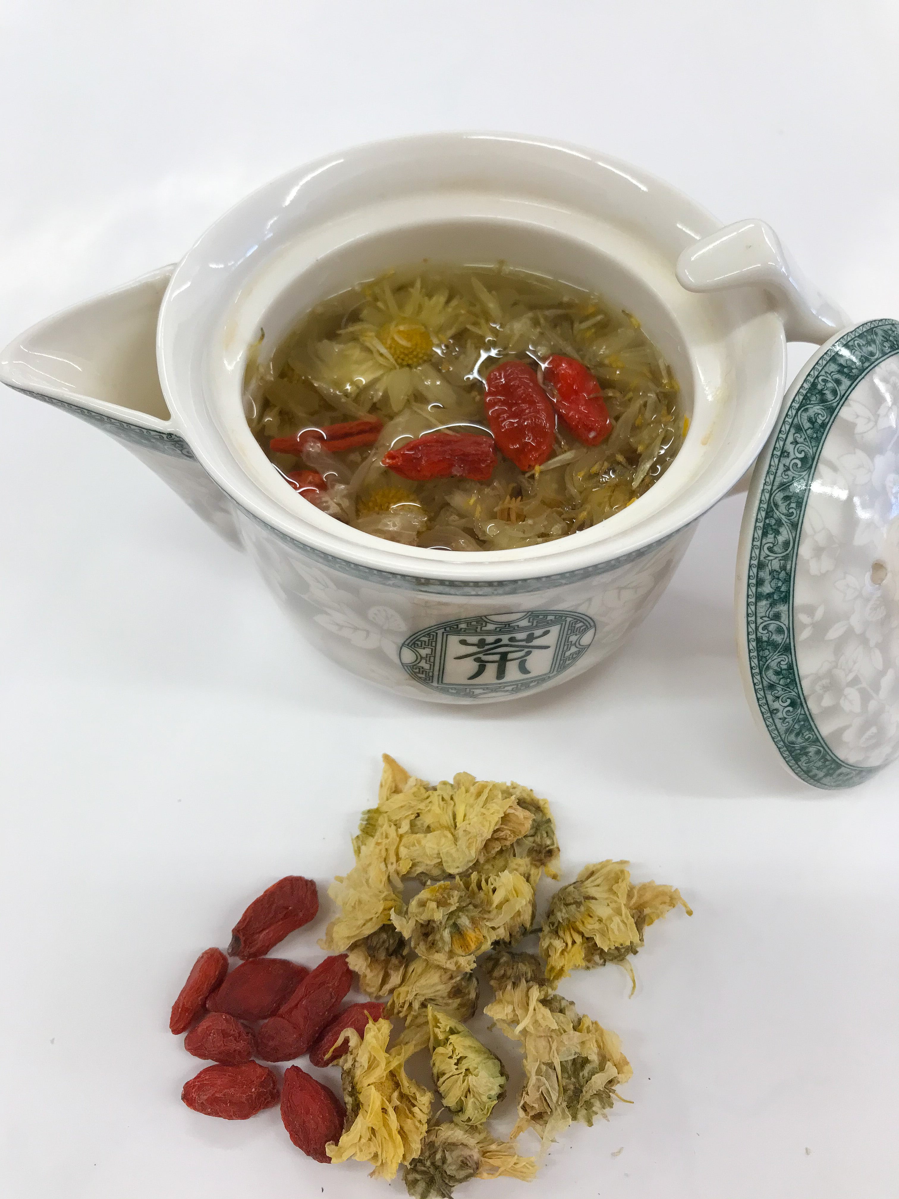 chinese herbal tea chrysanthemum and goji berries